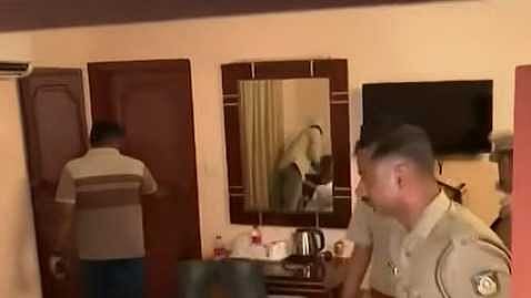 പാലക്കാട് കോൺഗ്രസ് നേതാക്കളുടെ ഹോട്ടൽ മുറിയിൽ വീണ്ടും പരിശോധന; സിസിടിവി ദൃശ്യങ്ങൾ ശേഖരിക്കാനെന്ന് പൊലീസ്