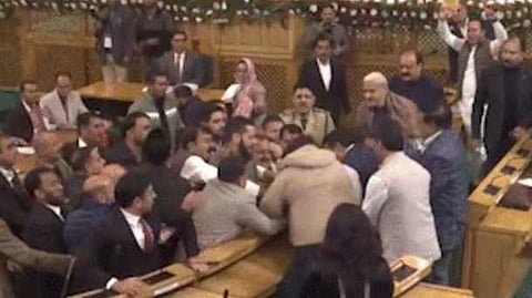 ആർട്ടിക്കൾ 370 പുനഃസ്ഥാപിക്കണമെന്ന് ആവശ്യം; ജമ്മു കശ്മീർ നിയമസഭയിൽ തമ്മിലിടിച്ച് എംഎൽഎമാർ