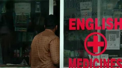 ഓപ്പറേഷൻ അമൃത് എവിടെ? 'കുറിപ്പടിയും വേണ്ട... ഡോക്ടറുടെ പേരും വേണ്ട'; ഉത്തരവുകൾ കാറ്റിൽ പറത്തി മെഡിക്കൽ ഷോപ്പുകൾ