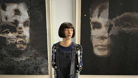 വേറെ ലെവൽ; എഐ റോബോട്ടിന്റെ പെയിന്റിംഗ് വിറ്റുപോയത് 18 ലക്ഷം ഡോളറിന്