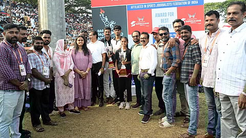 സംസ്ഥാന സ്കൂള് അത്ലറ്റിക്സ് ചാമ്പ്യന്ഷിപ്പിലെ മികച്ച താരത്തിനുള്ള കേരള സ്പോര്ട്സ് ജേര്ണലിസ്റ്റ് അസോസിയേഷന് അവാര്ഡ് മുഹമ്മദ് അഷ്ഫാക്കിനും ഇവാന ടോമിക്കും സമ്മാനിച്ചപ്പോള്