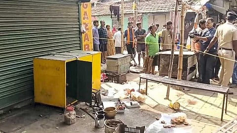 ബോംബെറിഞ്ഞ് ഭീകരാന്തരീക്ഷം സൃഷ്ടിച്ച് അജ്ഞാതർ; പശ്ചിമ ബംഗാളിൽ തൃണമൂൽ നേതാവിനെ കൊലപ്പെടുത്തി