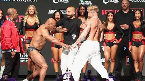 പ്രീ മാച്ച് ഷോക്കിടെ എതിരാളിയുടെ മുഖത്തടിച്ചു; റിങ്ങിലേക്ക് മടങ്ങും മുമ്പേ ഇടി തുടങ്ങി മൈക് ടൈസൺ