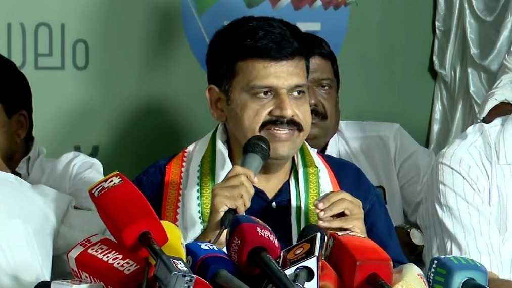 ത്രിവർണ്ണ ഷാൾ അണിഞ്ഞതിന് കാരണം കെ. സുരേന്ദ്രൻ;വെറുപ്പിൻ്റെ ഫാക്ടറി വിട്ട് സ്നേഹത്തിൻ്റെ കടയിൽ മെമ്പർഷിപ്പ് എടുത്തു, കോൺഗ്രസ് പ്രവേശനത്തെ ന്യായീകരിച്ച് സന്ദീപ് വാര്യർ