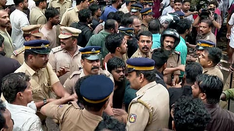 ചേവായൂർ സഹകരണ ബാങ്ക് തെരഞ്ഞെടുപ്പിനിടെ സംഘർഷം; കോഴിക്കോട് നാളെ കോൺഗ്രസ് ഹർത്താൽ