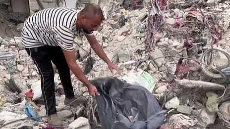 യുദ്ധാവശിഷ്ടങ്ങള് അരിച്ചെടുത്ത് ഉപജീവനം തേടുന്ന മനുഷ്യർ; ആക്രമണങ്ങൾക്കൊടുവിൽ ഗാസയിൽ ബാക്കിയായത്