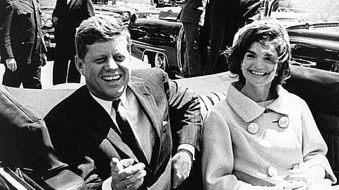 ജോണ് എഫ് കെന്നഡിയും ഭാര്യ ജാക്വിലിനും, കൊല്ലപ്പെടുന്നതിനു തൊട്ടുമുന്പ്