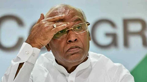 തോൽക്കുമ്പോൾ മാത്രം ഇവിഎമ്മിനെ കുറ്റം പറയുന്നത് ശരിയല്ലെന്ന് സുപ്രീം കോടതി; ബാലറ്റ് പേപ്പർ തിരികെ കൊണ്ടുവരണമെന്ന് കോണ്ഗ്രസ്