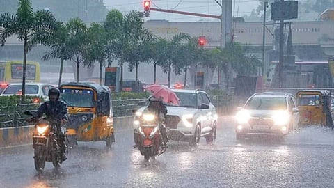 തമിഴ്നാട്ടിൽ കനത്ത മഴ, വിവിധ ജില്ലകളിൽ റെഡ്, ഓറഞ്ച് അലേർട്ടുകൾ; ചെന്നൈ ഉൾപ്പെടെ 9 ജില്ലകളിൽ വിദ്യാഭ്യാസ സ്ഥാപനങ്ങൾക്ക് ഇന്ന് അവധി