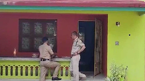 ഒരു ലക്ഷം രൂപയും വാച്ചും മോഷ്ടിച്ച് കള്ളന്; അലമാരയില് സുരക്ഷിതമായി 65 പവന് സ്വര്ണം