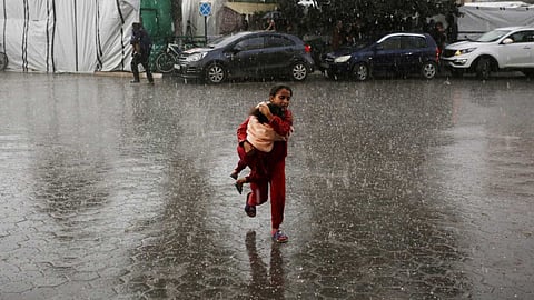 ഗാസയെ ദുരിതത്തിലാക്കി കനത്ത മഴ; കടല്ക്ഷോഭ ഭീഷണിയില് അല് മവാസിയിലെ അഭയാർഥി ജനത