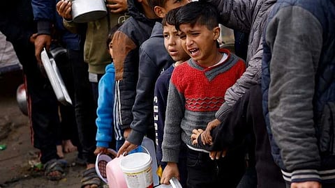 ഗാസയിൽ ഭക്ഷ്യക്ഷാമം രൂക്ഷം; ബേക്കറിക്ക് പുറത്തെ തിരക്കിൽപ്പെട്ട് 3 മരണം