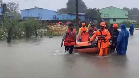 തമിഴ്നാട്ടിൽ നാശം വിതച്ച് ഫെൻജൽ, ചെന്നൈയിലും പുതുച്ചേരിയിലും അതിതീവ്ര മഴ; പ്രളയക്കെടുതിയിൽ മരണം നാലായി
