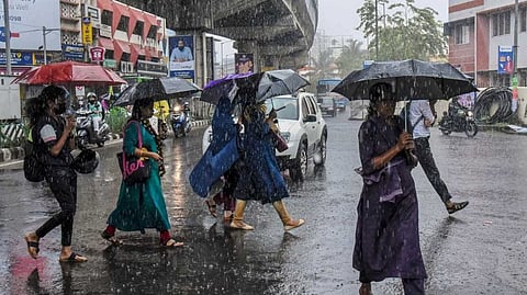 ഫെൻജൽ എഫക്ട് കേരളത്തിലും; നാളെ അതിതീവ്ര മഴയ്ക്ക് സാധ്യതയെന്ന് കാലാവസ്ഥാ നിരീക്ഷണ കേന്ദ്രം
