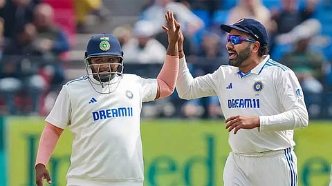 "എന്താ തവളയെ പിടിക്കുവാണോ?"; സർഫറാസിനെ കളിയാക്കി രോഹിത് ശർമ