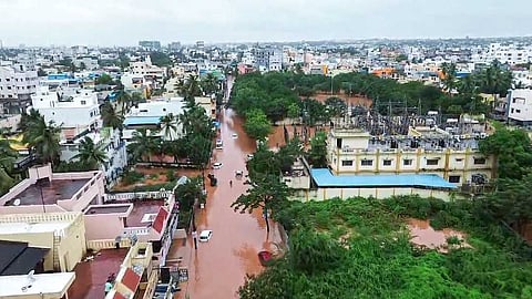 കലിയടക്കാൻ ഫെൻജൽ; പന്ത്രണ്ട് മണിക്കൂറിൽ ചുഴലിക്കാറ്റ് തീവ്ര
ന്യൂനമർദമായി മാറുമെന്ന് കാലാവസ്ഥാ വകുപ്പ്