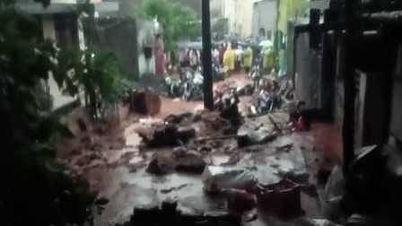 തമിഴ്നാട്ടിൽ ഉരുൾപൊട്ടൽ; കുട്ടികളടക്കം ഏഴ് പേർ കുടുങ്ങിക്കിടക്കുന്നതായി വിവരം