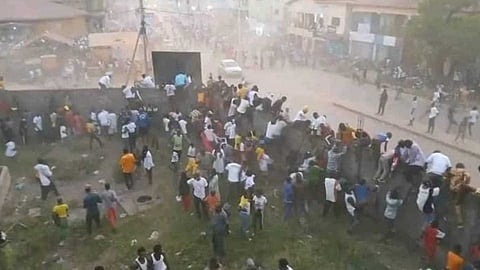 ഗിനിയയിൽ ഫുട്ബോൾ മത്സരത്തിനിടെ ആരാധകർ തമ്മിൽ ഏറ്റുമുട്ടി; നൂറിലേറെ പേർ മരിച്ചതായി റിപ്പോർട്ട്