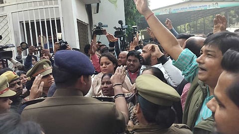 ശാന്തമാകാതെ സംഭൽ; സംഘർഷ ബാധിത മേഖല സന്ദർശിക്കാനിറങ്ങിയ കോൺഗ്രസ് സംഘത്തെ പൊലീസ് തടഞ്ഞു