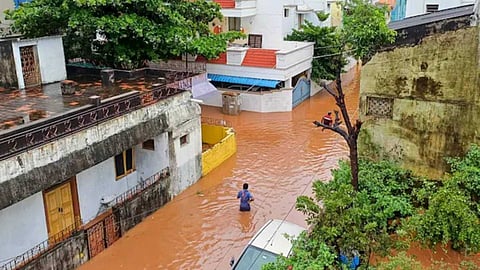ഫെൻജൽ ചുഴലിക്കാറ്റ്: തമിഴ്നാട്ടിൽ കനത്ത മഴ തുടരുന്നു; പുതുച്ചേരിയിൽ വിദ്യാഭ്യാസ സ്ഥാപനങ്ങൾക്ക് ഇന്ന് അവധി