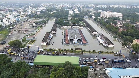 ഫെൻജൽ ഭീതിയൊഴിയുന്നു; ദുരിതം ഒഴിയാതെ തമിഴ്നാട്, വിവിധ മേഖലകളിൽ റെഡ് അലേർട്ട്