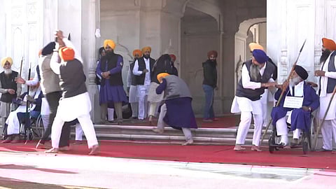 സുവർണ ക്ഷേത്ര പരിസരത്ത് വെടിവെപ്പ്; അകാലിദള് നേതാവ് സുഖ്ബീര് സിങ് ബാദൽ രക്ഷപ്പെട്ടത് തലനാരിഴയ്ക്ക്