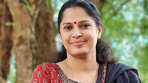 പി.പി. ദിവ്യ ബെനാമി കമ്പനി രൂപീകരിച്ച് ഇടപാടുകള് നടത്തിയെന്ന പരാതി; രണ്ട് മാസത്തിനകം സര്ക്കാര് തീരുമാനമെടുക്കണം: ഹൈക്കോടതി