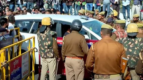 പോരാട്ടം തുടരും; സംഭലിലേക്ക് കടത്തിവിടാതെ പൊലീസ്,രാഹുലും പ്രിയങ്കയും മടങ്ങി