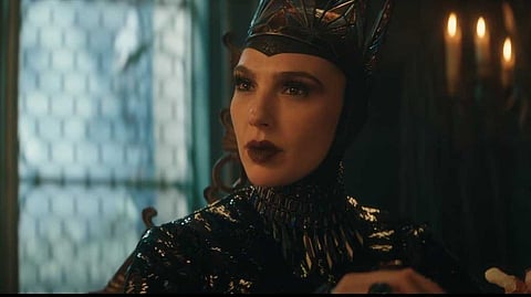 ക്രൂരയായ രണ്ടാനമ്മയാകാന് വണ്ടര് വുമണ്; സ്നോ വൈറ്റ് ട്രെയ്ലര് എത്തി