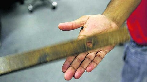 ക്ലാസെടുക്കുന്നതിനിടെ സംസാരിച്ചു; കോഴിക്കോട് ഒന്പതാം ക്ലാസ് വിദ്യാർഥിയെ മർദിച്ച് അധ്യാപകന്