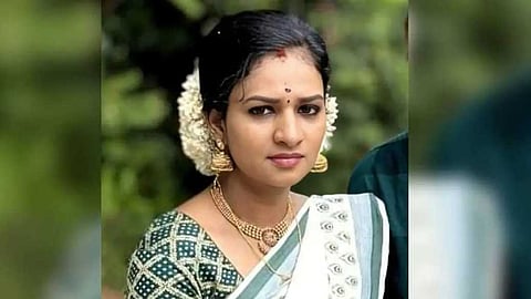 ഭർതൃ ഗൃഹത്തിൽ നവവധു തൂങ്ങി മരിച്ച സംഭവം: യുവതിയുടെ കണ്ണിലും തോളിലും മർദനമേറ്റ പാടുകൾ; ഇൻക്വസ്റ്റ് റിപ്പോർട്ട് പുറത്ത്