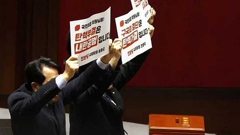 സഭ വിട്ട് ഭരണകക്ഷിയംഗങ്ങൾ, നാടകീയ രംഗങ്ങൾക്ക് സാക്ഷിയായി പാർലമെൻ്റ്; ദക്ഷിണകൊറിയയിൽ ഇംപീച്ച്മെൻ്റ് പ്രമേയം പരാജയപ്പെട്ടു