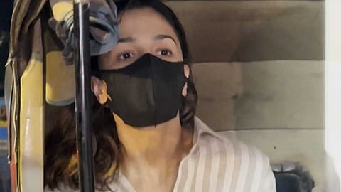 ആഡംബര കാറുകള് ഉപേക്ഷിച്ചു; വൈറലായി ആലിയ ഭട്ടിന്റെ ഓട്ടോ റൈഡ്