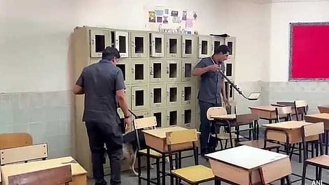 ഡൽഹിയിൽ 40ഓളം സ്കൂളുകൾക്ക് നേരെ ബോംബ് ഭീഷണി; സന്ദേശം ലഭിച്ചത് ഇമെയിൽ വഴി; വിദ്യാർഥികളെ തിരിച്ചയച്ചു