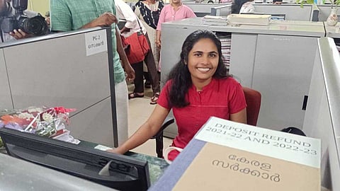 ചേർത്തുപിടിച്ച് കേരളം; ശ്രുതി വയനാട് കളക്ടറേറ്റിൽ ജോലിയിൽ പ്രവേശിച്ചു