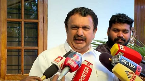 പുനഃസംഘടനയുമായി ബന്ധപ്പെട്ട ചർച്ചകൾ ഇതുവരെ നടന്നിട്ടില്ല, വാർത്തയുടെ പുറകിലാരെന്ന് അറിയില്ല: കെ. മുരളീധരൻ