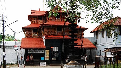 'കോടതി ഉത്തരവിട്ടാൽ, ഭക്തർ പറയുന്ന പോലെയാണോ ചെയ്യുക';
ആന എഴുന്നള്ളിപ്പിൽ കോടതിയലക്ഷ്യ നടപടിയുമായി ഹൈക്കോടതി