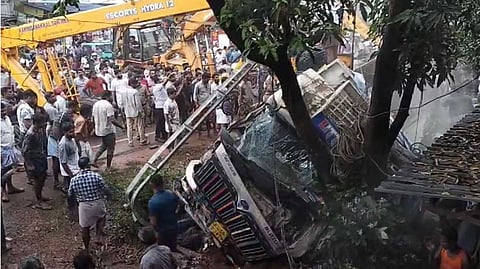 പാലക്കാട് കല്ലടിക്കോട് സിമന്റുമായി വന്ന ലോറി മറിഞ്ഞ് അപകടം; നാല് വിദ്യാര്ഥിനികള്ക്ക് ദാരുണാന്ത്യം