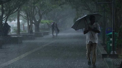 ജാഗ്രതൈ! ന്യൂനമര്ദ സാധ്യത, സംസ്ഥാനത്ത് 4 ദിവസം ഇടിമിന്നലോട് കൂടിയ മഴ മുന്നറിയിപ്പ്