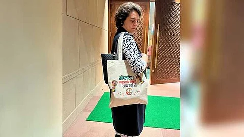 'ബംഗ്ലാദേശിലെ ഹിന്ദുക്കൾക്കും ക്രിസ്ത്യാനികൾക്കും ഒപ്പം'; പുതിയ ബാഗുമായി പാർലമെൻ്റിലെത്തി പ്രിയങ്ക ഗാന്ധി