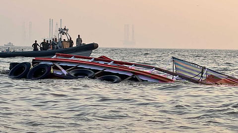 മുംബൈ തീരത്ത് ബോട്ടുകൾ കൂട്ടിയിടിച്ച് വൻ അപകടം, 13 പേർ മരിച്ചു; വീഡിയോ കാണാം