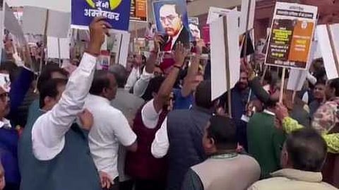 അമിത്ഷായുടെ അംബേദ്കർ പരാമർശത്തിൽ പ്രക്ഷുബ്ധമായ പാർലമെൻ്റ്; പ്രതിഷേധം ശക്തമാക്കി പ്രതിപക്ഷം, പ്രതിരോധിച്ച് ബിജെപി