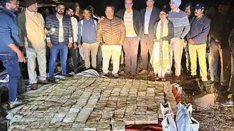 കാട്ടിനുള്ളില് ഉപേക്ഷിച്ച നിലയില് ഇന്നോവ; കാറിനുള്ളില് 52 കിലോ സ്വര്ണ ബിസ്കറ്റും 10 കോടി രൂപയും !