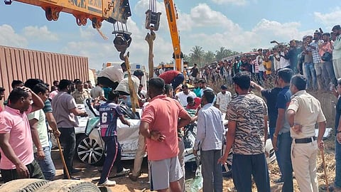 ബെംഗളൂരുവിൽ കാറിന് മുകളിലേക്ക് ടാങ്കർ മറിഞ്ഞ് അപകടം; ആറ് മരണം