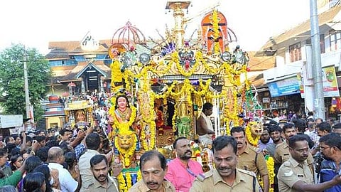 അയ്യന് ചാർത്താനുള്ള തങ്കയങ്കി രഥ ഘോഷയാത്ര പുറപ്പെട്ടു