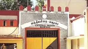 സ്കൂൾ വിദ്യാർത്ഥിനിയോട് മോശമായി പെരുമാറി; ജയിലറെ നടുറോഡിൽ വച്ച് ചെരുപ്പൂരി തല്ലി ബന്ധുക്കൾ