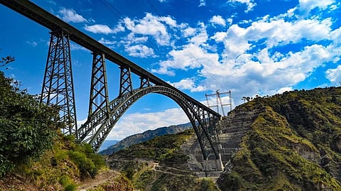 നീളത്തിലും ഉയരത്തിലും ലോക നിർമിതികളെ വെല്ലും, ചെലവ് 37,000 കോടി രൂപ! ഉദ്ഘാടനത്തിനൊരുങ്ങി ചെനാബ് റെയിൽ പാലം