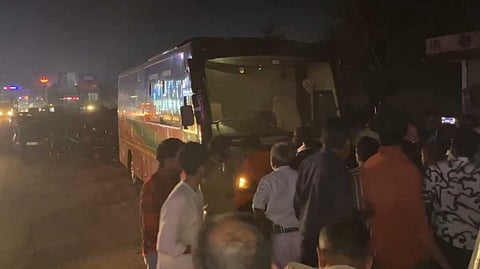 വടകര കരിമ്പനപ്പാലത്ത് നിർത്തിയിട്ട കാരവനിൽ രണ്ട് മൃതദേഹം കണ്ടെത്തി