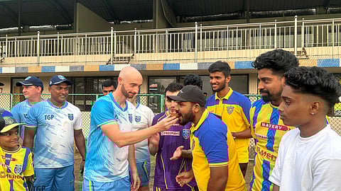 ആരാധകർക്കൊപ്പം ക്രിസ്മസ് ആഘോഷിച്ച് കേരളാ ബ്ലാസ്റ്റേഴ്സ്