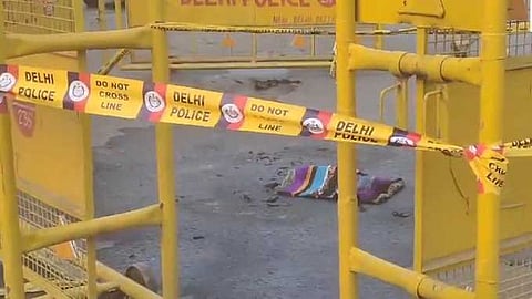 പാർലമെന്റിന് മുന്നില് തീകൊളുത്തി ജീവനൊടുക്കാന് ശ്രമിച്ച് യുവാവ്